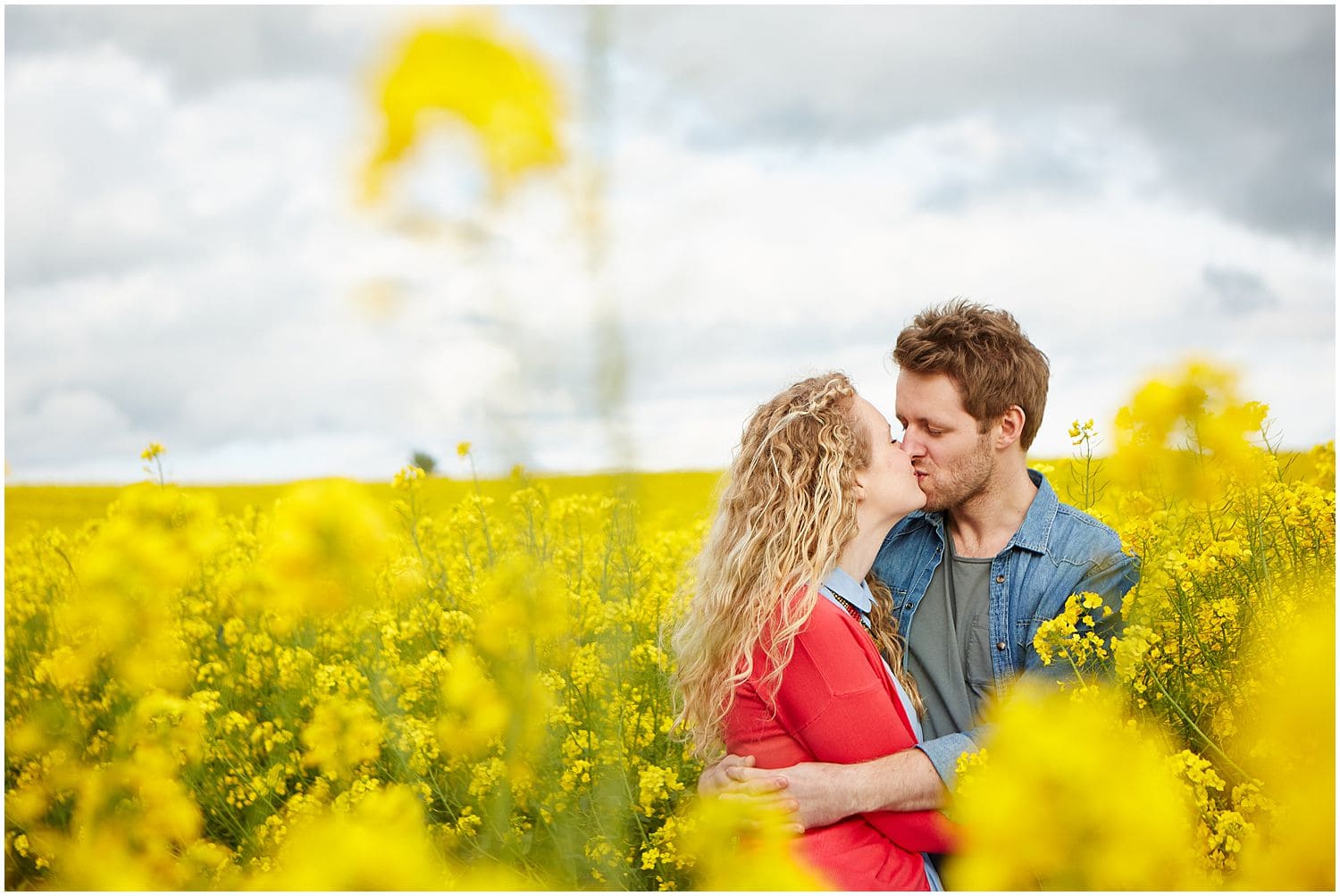 a couple kiss in a Lincolnshire field